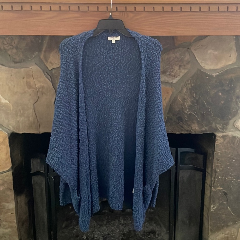 A chunky longline cardigan featuring long sleeves and an oversized fit. Small
